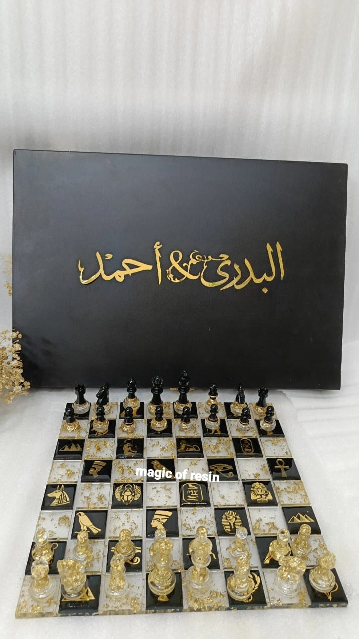 طقم شطرنج فاخر بالرموز الفرعونية وتطعيمات الذهب – تحفة فنية وصندوق قيم