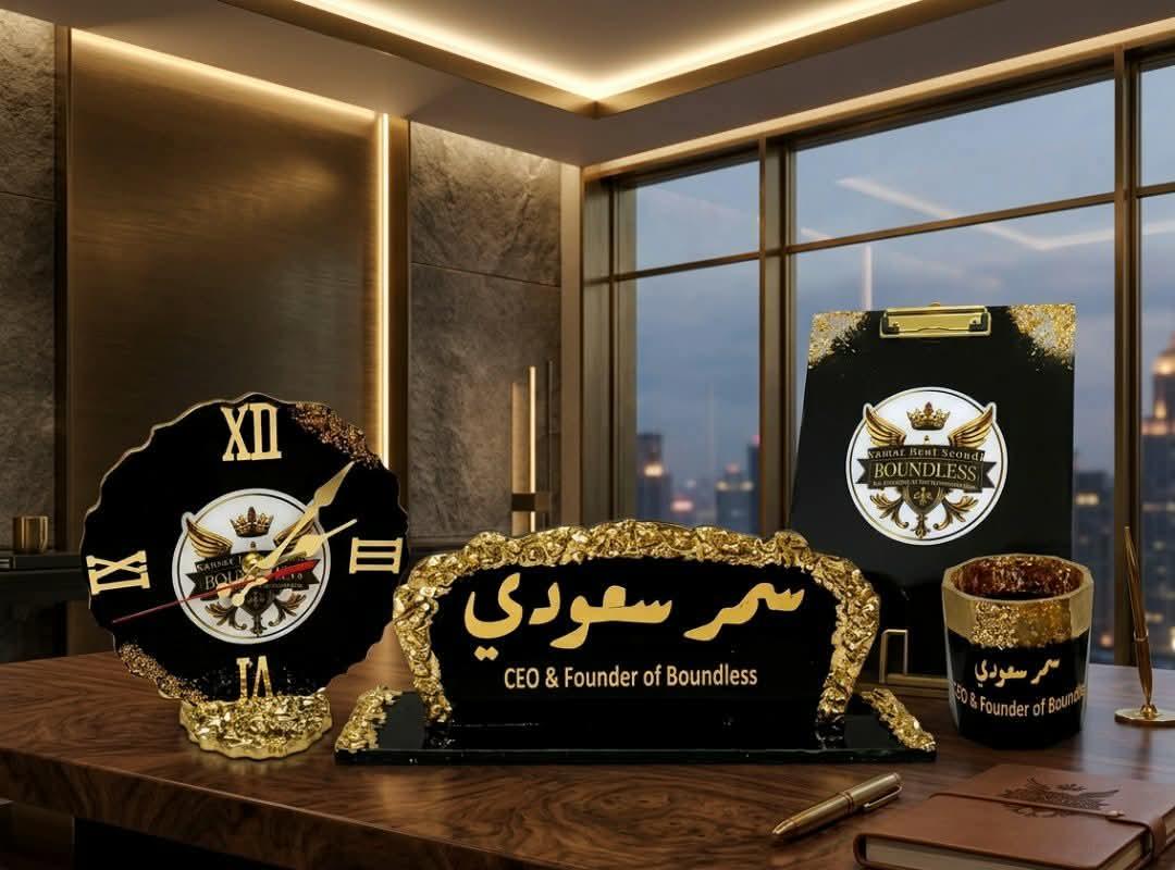 طقم مكتب ريزن أسود مطعّم بالأحجار الجولد مع شعار الشركة