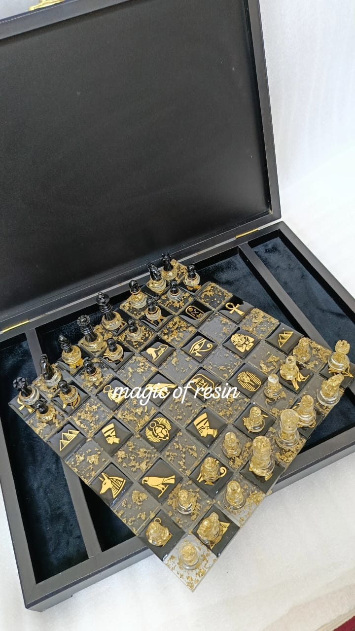 طقم شطرنج فاخر بالرموز الفرعونية وتطعيمات الذهب – تحفة فنية وصندوق قيم