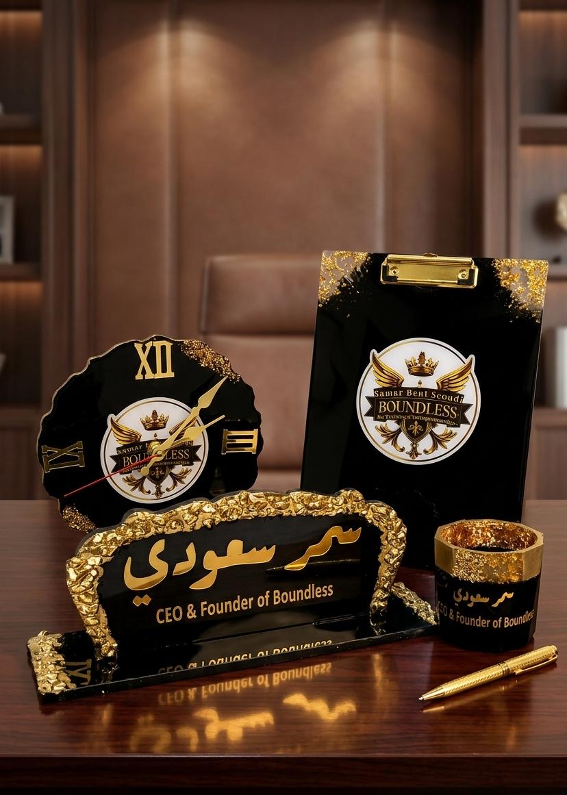 طقم مكتب ريزن أسود مطعّم بالأحجار الجولد مع شعار الشركة